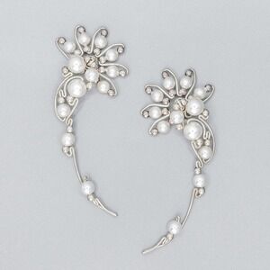 LUNA EAR CLIMBER WITH WHITE PEARLS - WHITE SILVER